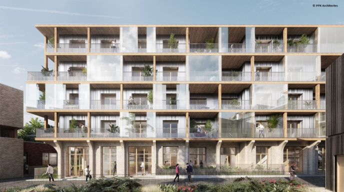 Bâtiment moderne avec balcons, végétation et façade en verre et bois.