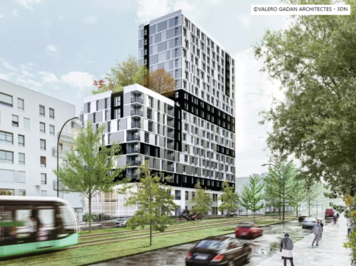 Moderne bâtiment de plusieurs étages avec balcons végétalisés et tramway à proximité.