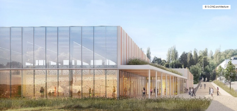Bâtiment moderne en verre et bois, entouré d'espaces verts et d'un chemin piétonnier.