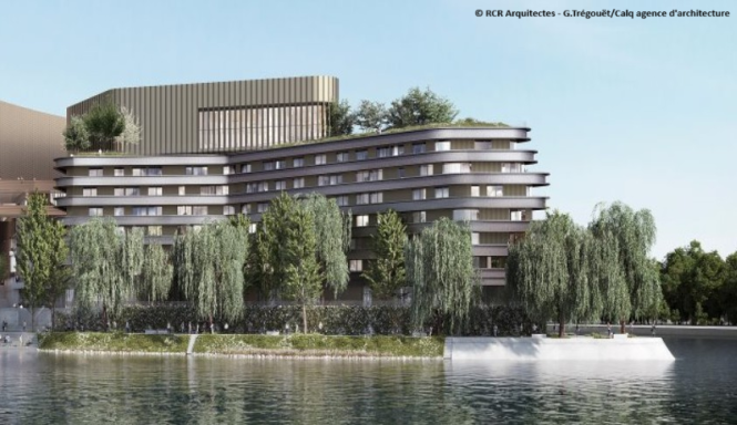 Bâtiment moderne en bord de lac avec des balcons et des arbres autour.