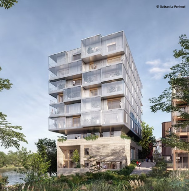 Immeuble moderne à plusieurs étages avec balcons en verre, entouré de verdure.