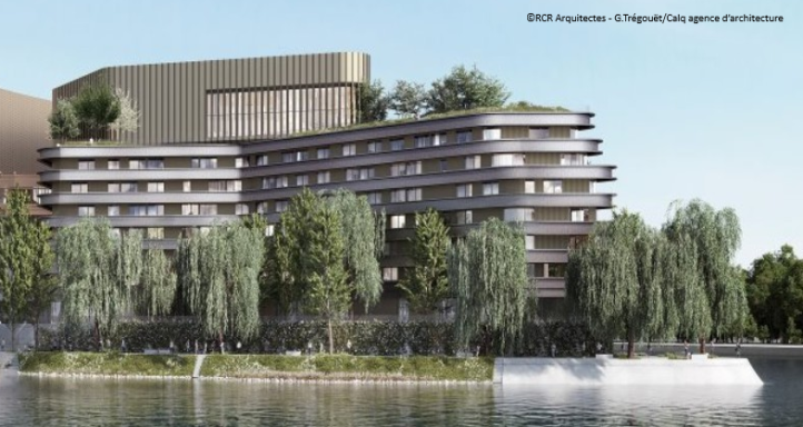 Bâtiment moderne en bord de lac avec des balcons et des arbres autour.