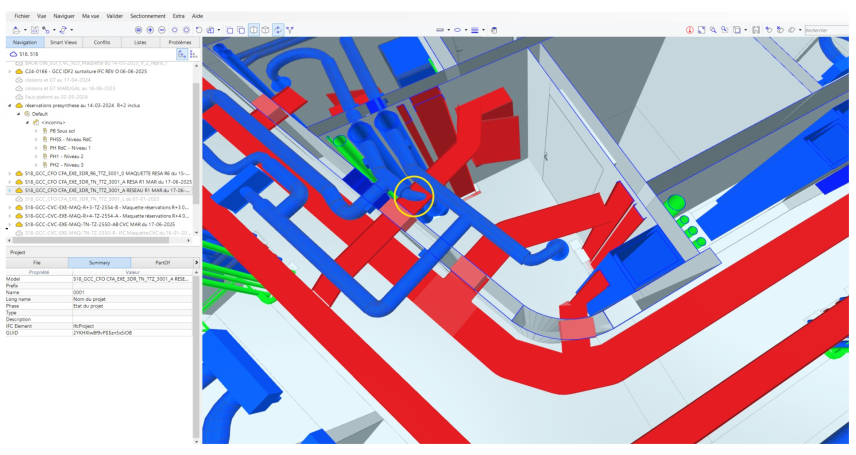 Plan détaillé avec des pipelines en rouge, bleu et vert sur fond architectural.