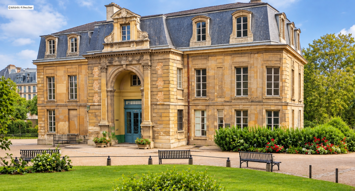 HOTEL DE MAGNY - Jardin des Plantes Bâtiment historique en pierre avec porte d'entrée et arbres autour.