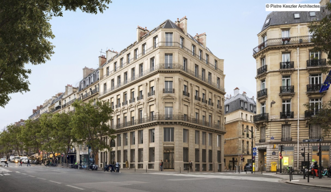 Bâtiment haussmannien sur une rue de Paris, arbres sur le côté.