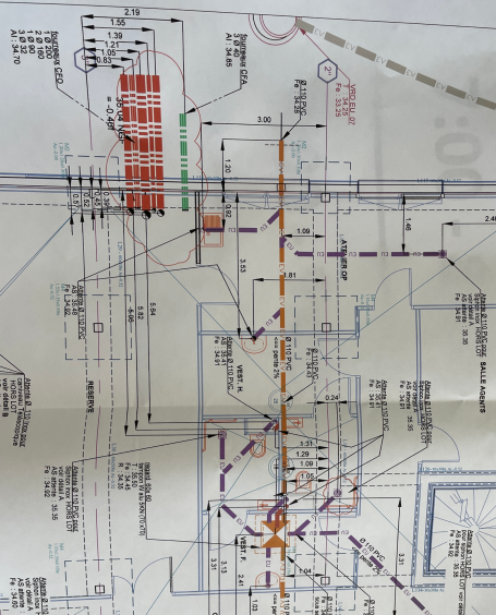 Schéma technique avec des circuits et des connexions colorés.