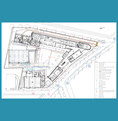 Plan du site avec disposition des bâtiments et des espaces extérieurs.